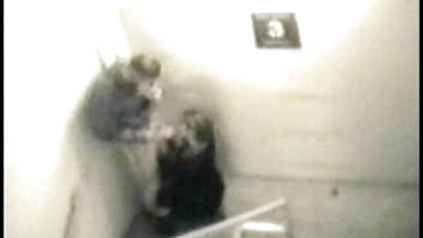 Euro punapää isot tissit masturboi hyvin pienessä teltassa