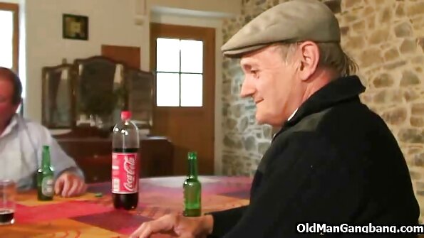 Kiimainen kaveri tallentaa seksiä häikäisevän blondin gf: n kanssa kamerassa