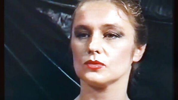 Kaksi kaunista pornomallia suorittavat lempeä lesbo -toimintaa