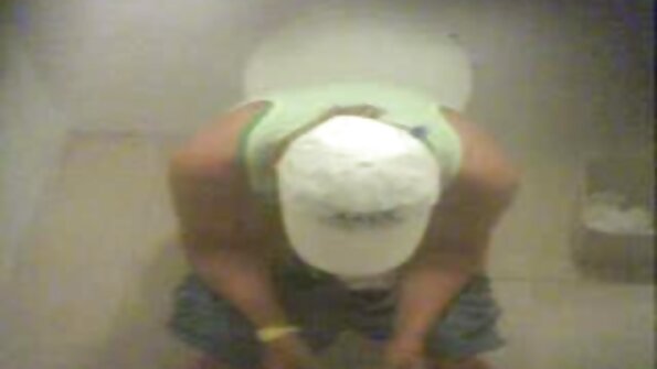 Kolme naista juhlistaa saunassa hyväillen yhdessä