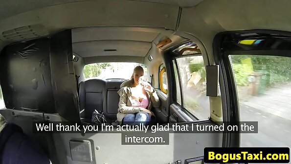 Ihana ja vilkas pieni lutka tekee suihinotto sängyllä