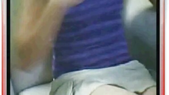 Blondi, jolla on virheetön kehys, saa perseestä huoneeseensa