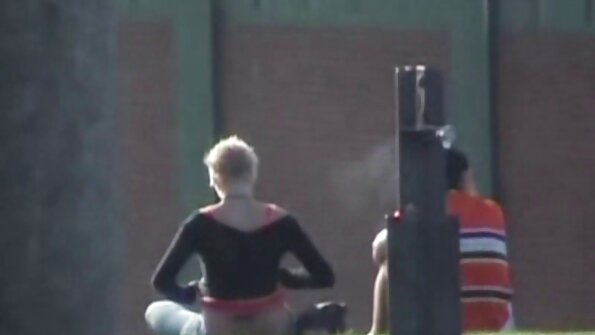 Poikasen, joka rakastaa anaalia, kaksi miestä tunkeutuu tänne