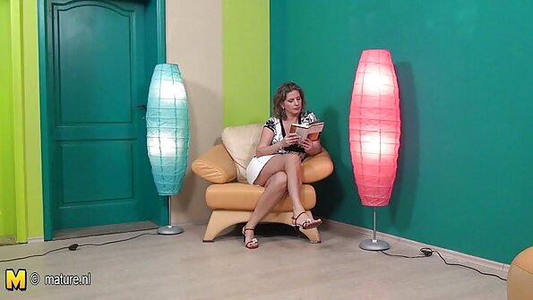 Eebenpuinen mies laittaa kukkorenkaan naidakseen blondia niin kauan kuin mahdollista