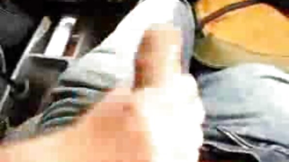 Pano upeassa puutarhassa likaisen August Taylorin kanssa