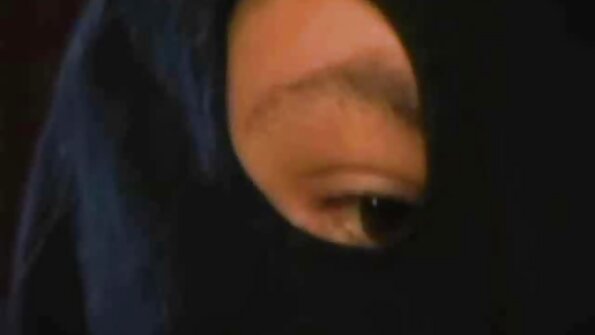 Aasialainen vauva ratsastaa professorin munaa luokkahuoneessa