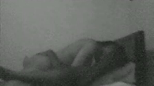 Tuhma tyttö haluaa lesbo vauva työntää nyrkki hänen muff