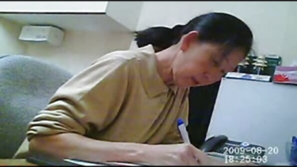 Blondi, jolla on massiiviset väärennetyt tissit, on perseestä pöydällä