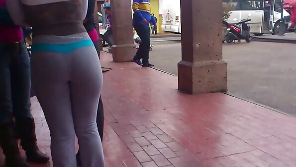 Blondi teini, jolla on hoikka vartalo ja ajeltu pillu, pitää hauskaa