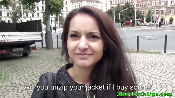 Hoikka kummajainen kunnolla isketty kiimainen kimpale sohvalla