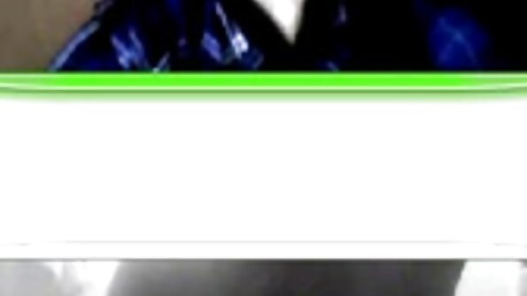 Blondi, jolla on suuret tissit ja tatuoinnit, on alasti sohvalla ja saa perseestä