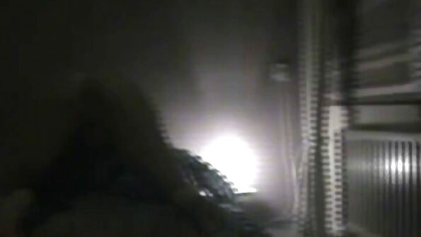 Nuori mies huokuu seksuaalista aggressiota samalla kun bonkailee blondia