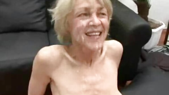 Kolmikko tämän karvaisen MILFin kanssa päätyy räjähtävään paukkuun