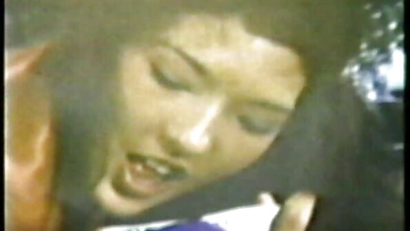 Kaksi tummahiuksista naista ovat valmiita näyttämään kuinka imeä mulkkua