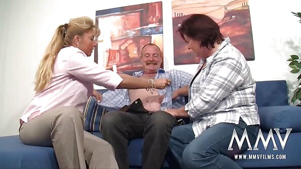 Tytöt, joilla on upeat isot luonnolliset tissit, haluavat molemmat hänen kukkoansa