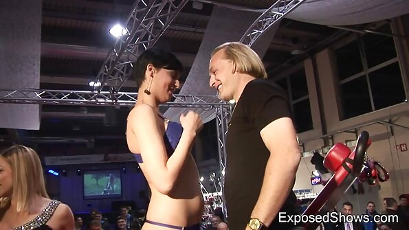 Ylellinen milf oikein kyytiä makuuhuoneessa inamorato