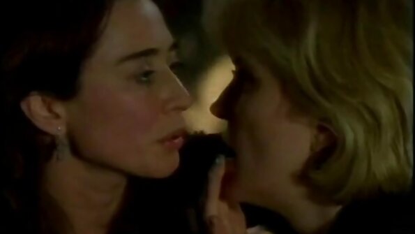 Blondilla on leveä hymy kasvoillaan, kun hän imee isoa napaa