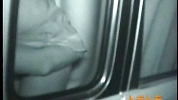 Bimbo, jolla on suuret tissit, on puistossa, jossa hän saa perseestä