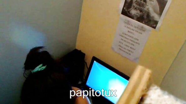 Nörtti blondi näyttää olkapäänsä yli doggystyle -seksin aikana