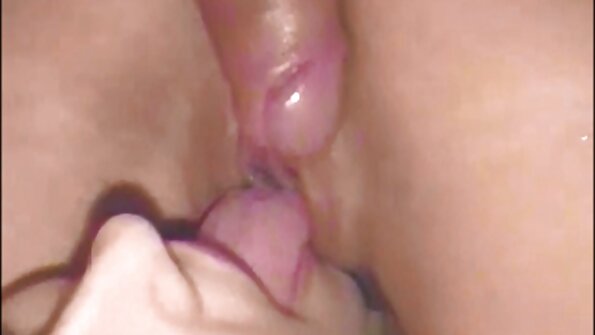 Mies, jolla ei ole hiuksia, on vitun kaksi karvatonta pillua kolmikossa