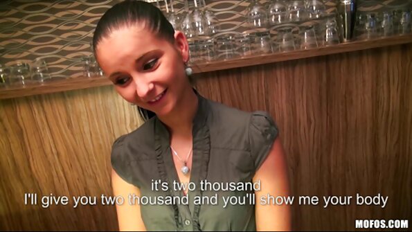 Kukko-nälkäinen blondi on poraus hänen pillua iso lelu