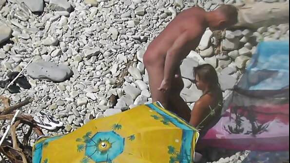 Seksikäs pieni lutka avaa jalkansa saadakseen mulkku sisäänsä