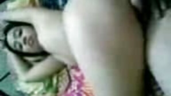 Blondi, jolla on luonnolliset tissit, hakataan hänen tiukassa pillussaan