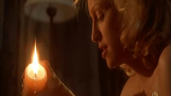 Tyttö on miehen kanssa ja he harrastavat lesboa ja suoraa seksiä