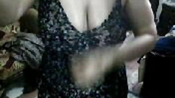 Kaksi naista hyväilee toisiaan ja kaveri myös heidän kanssaan