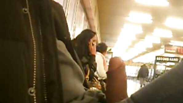 Ruskeaverikkö työntää munaa sisään hänen tiukka pieni kusipää