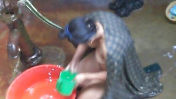 Komea mies ja eksoottinen rakastajatar rakastelevat linnassaan