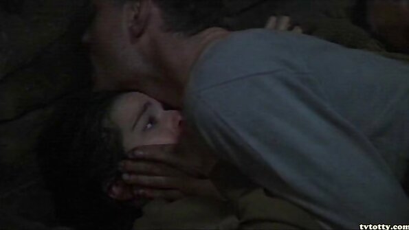 Korppi tukkainen tipu, jolla on isot tissit, saa perseestä kovaa