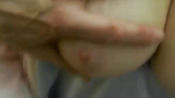 Nainen valkoisissa sukkissa on opettajansa luokkahuoneessa