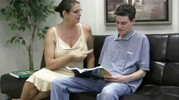 Tyttö, jolla on hiukset pillussaan, on miehensä päällä sohvalla, vitun