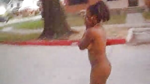 Koskettava tyttö, jolla on luonnolliset kaksoset, tunkeutui täysin ilmaiseksi