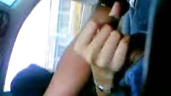 Hallitseva lesbo milf tekee tämän nuoren lutka ruiskuttaa kova