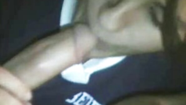 Nymfo -tyttö, jolla on suuri vartalo, mustana olohuoneen keskellä