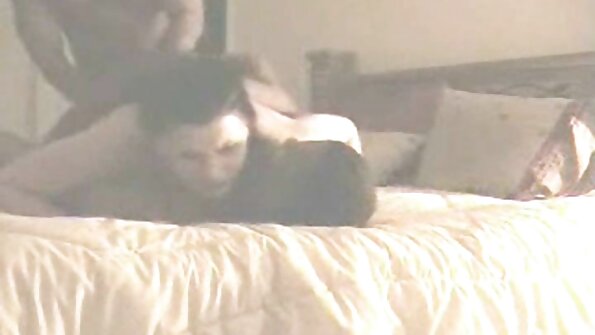 Rakastajansa muna autossa täyttää bimbon, jolla on iso perse