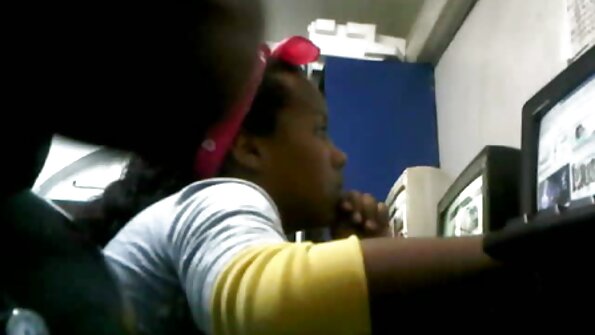 Poikaset nielevät suuren mustan munaa ja huijaavat emättimen ympäri