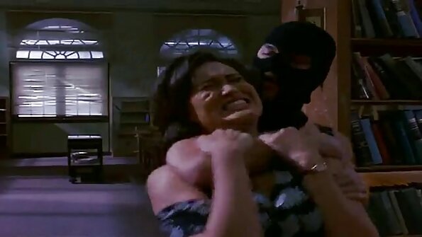 Leggy pornotähti Sofi Ryan nussii parissa polvikorkeita sukkia