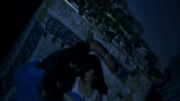 Kaksi kuumaa naista laskeutuu toisilleen toimistossa