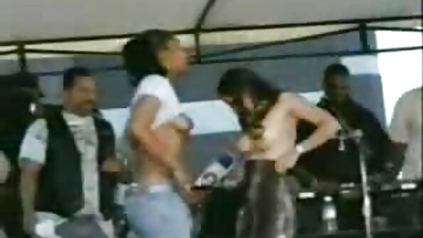 Diamond Foxxx näyttää nuorelle naiselle lesboseksin ilot