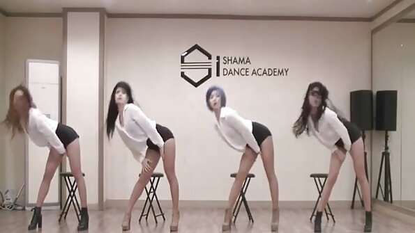 Lumoava blondi toying hänen arvokasta pillua