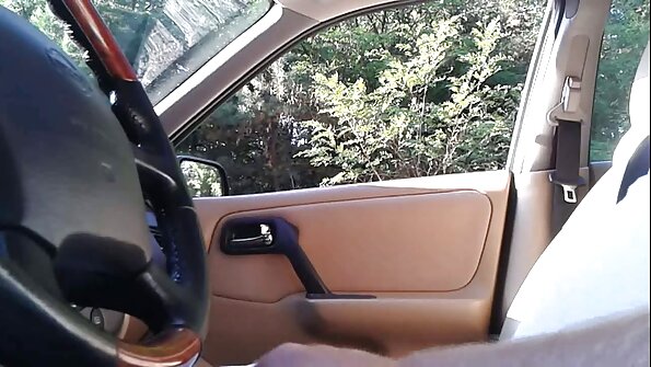 Kuuma bimbo, jolla on valtavat tissit, on vitun hääkakun päällä