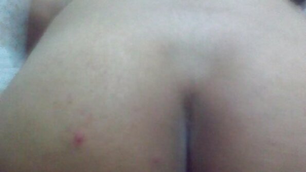 Iso perse bimbo näkyy maistamassa kukkoa kuumilla huulillaan