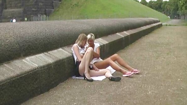 Milf, jolla on isot tissit, jotka pomppivat ympäri, on perseestä sängyllään