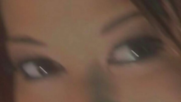 Harjoituksen jälkeen rintava MILF parittelee innostuneen rakastajan kanssa sohvalla