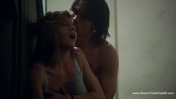 Korppi tukka tyttö on menossa hyvin sängyllä täällä