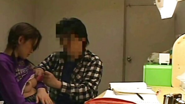 Sihteeri, jolla on lasit, saa hänen kusipäänsä todella kovaa