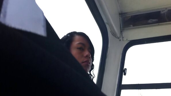 Nuori blondi rakastaa saada hänen kalpea perse tunkeutui syvälle